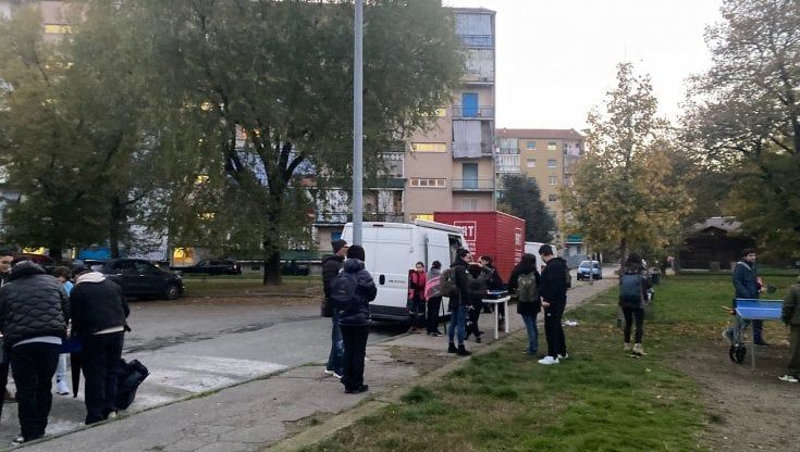 In bici, in furgone o a piedi. Psicologi in strada a Barriera in ascolto dei giovani: “Non ci sono mura ma i loro luoghi"