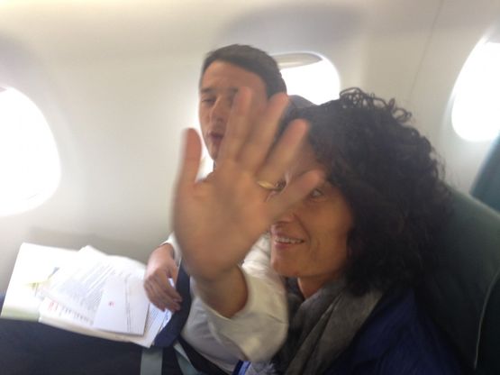 Renzi a bordo del charter con fan e politici