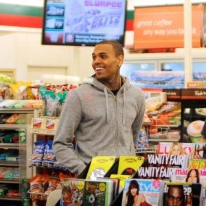Chris Brown, l'ex di Rihanna accusato di stupro: fermato a Parigi e rilasciato, l'indagine continua