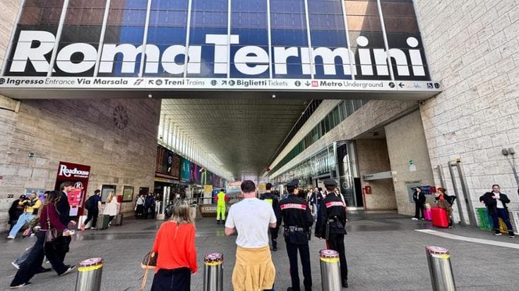 Termini, a 61 anni accerchiato e preso a pugni da un gruppo di rapinatori: “Dacci il telefono”