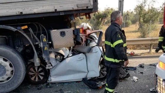 Lecce, auto schiacciata fra due tir: muore un'insegnante di 58 anni. Stava andando al lavoro