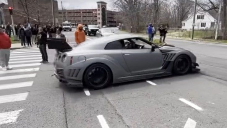 Il premio, la botta: così si sfascia una Nissan GT-R