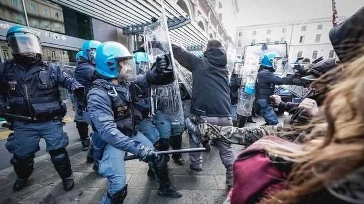 Lanciò un posacenere contro un poliziotto: otto mesi al 18enne della protesta di novembre