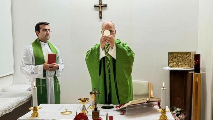 La Messa al Gemelli del Papa, prime foto. Atteso per oggi l’ok dei medici al ritorno in Vaticano
