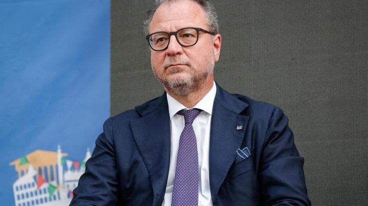 Il vicepresidente Mulè: “I defibrillatori salvano la vita, dovrebbero essere obbligatori ovunque, anche nei condomini”