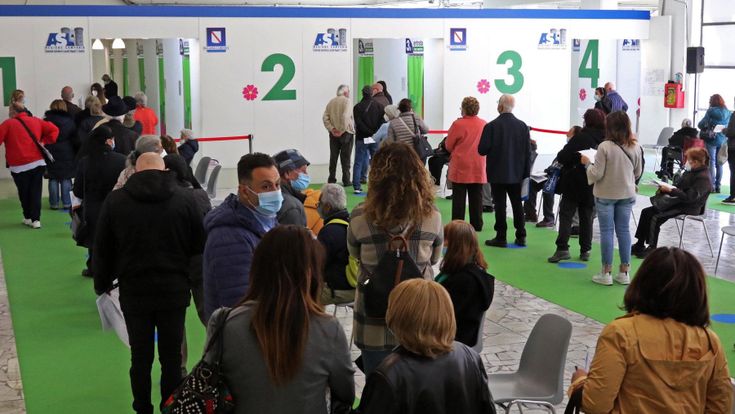 Alla fine di maggio avanti con gli over 30. Alle Regioni la scelta di chi vaccinare