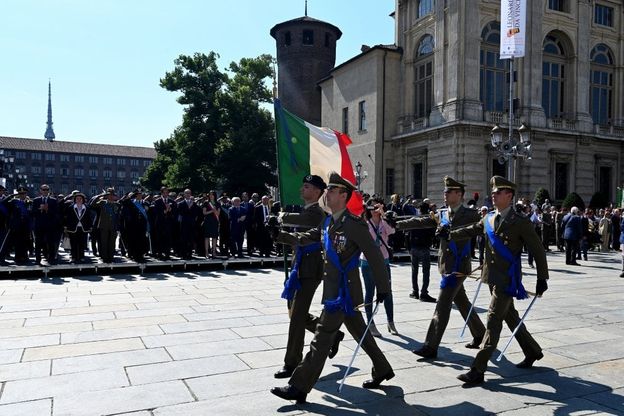 Festa della Repubblica, l'alzabandiera in piazza Castello