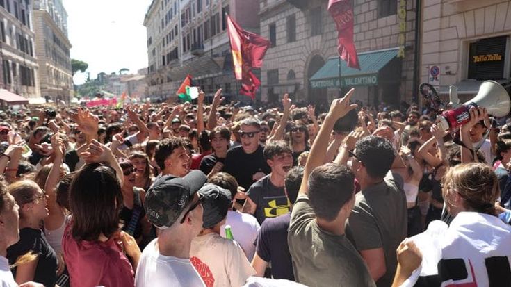 Remigrazione in corteo, cori contro gli immigrati. La risposta degli antirazzisti: “Siamo in 20mila”