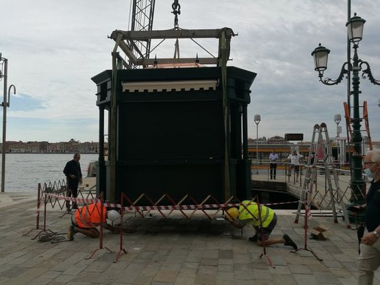 Venezia, dopo il restauro l'edicola simbolo torna al suo posto