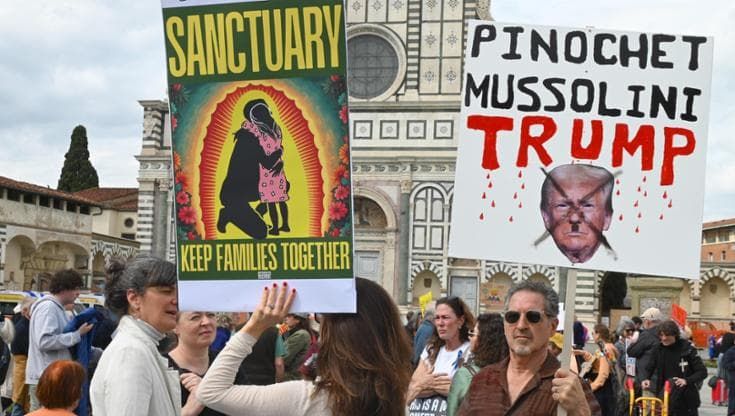 La protesta degli americani contro Trump: “La democrazia muore in silenzio, alziamo la voce”