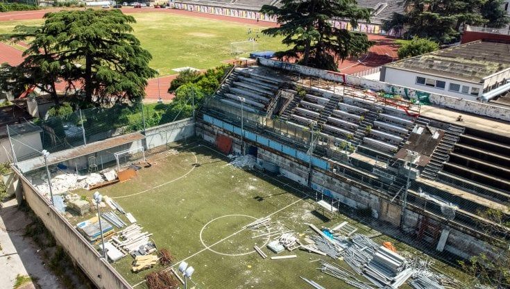 Collana, uno stadio incompiuto tra degrado e liti giudiziarie