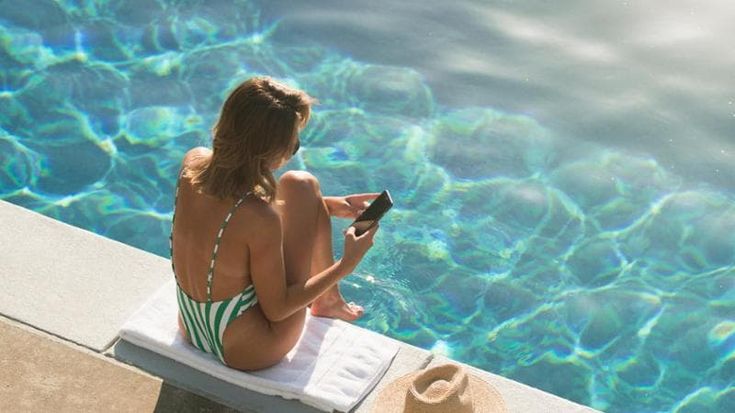 Vacanze e lavoro: un italiano su cinque resta sempre reperibile