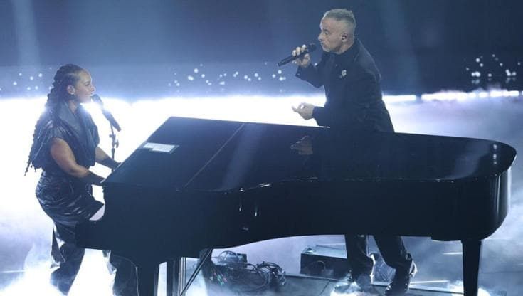 "L'Aurora" di Eros Ramazzotti e Alicia Keys incanta Sanremo. E l'artista romano si commuove
