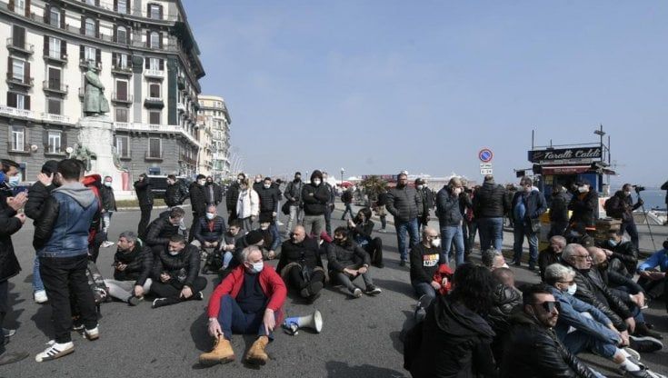Napoli, i ristoratori occupano il lungomare 