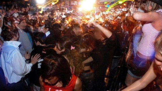 Covid, la stretta del governo: stop ai balli e mascherine obbligatorie la sera nei luoghi della movida