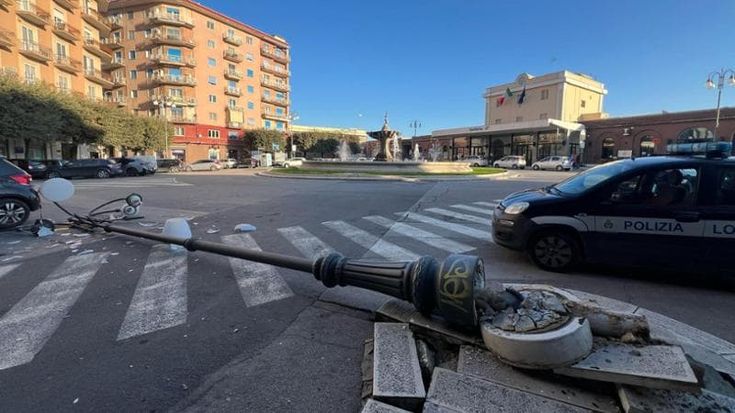 Cade lampione colpito da betoniera: tragedia sfiorata a pochi metri dalla stazione di Barletta