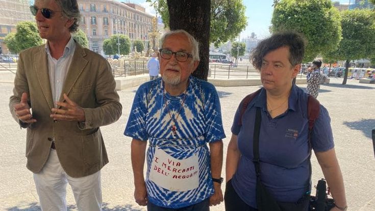 Abc, si dimette la presidente Sardu. E Zanotelli si incatena davanti al Comune contro le modifiche allo statuto dell’azienda idrica