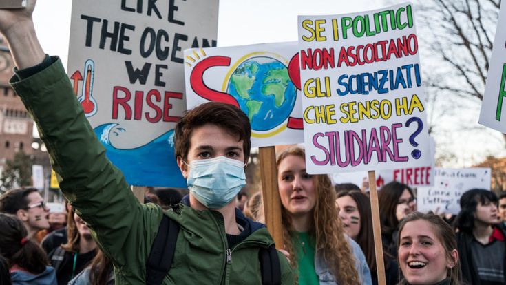 L'onda dei ragazzi invade le piazze: "Ultima occasione per salvare la Terra"