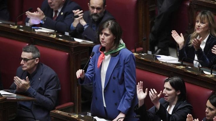 L’opposizione intona “Bella ciao” poi parte l’Inno e tacciono i leghisti