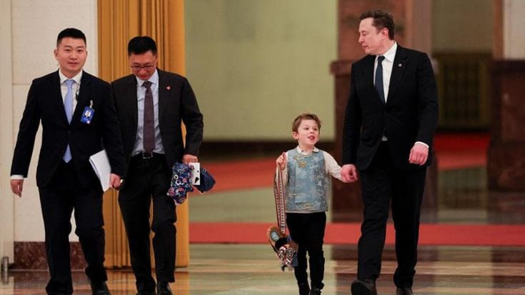 Il piccolo Musk al banchetto con i due leader. E papà Elon conquista i cinesi a suon di selfie