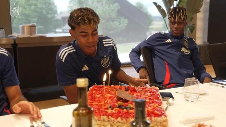 Lamine Yamal compie 17 anni e festeggia con la torta: "Per regalo voglio questo Europeo"