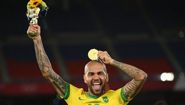 Dani Alves, l'oro del calciatore che ha vinto (quasi) tutto