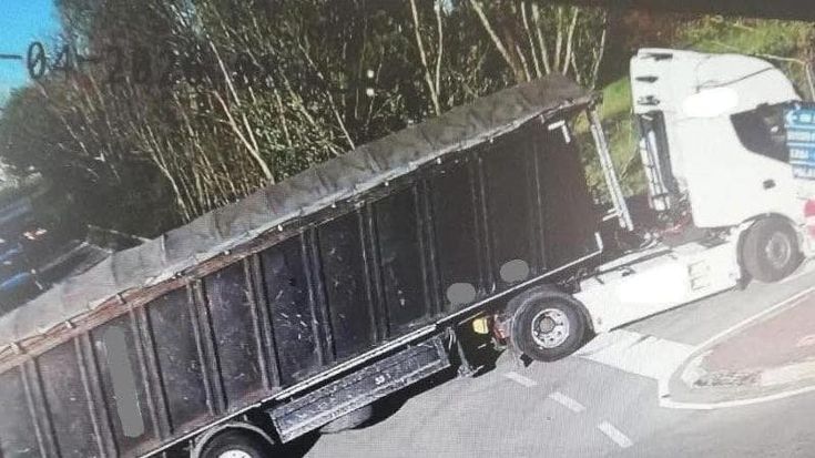 Abbatte quattro segnali stradali e scappa, ma le telecamere lo riprendono: multa e 500 euro di danni