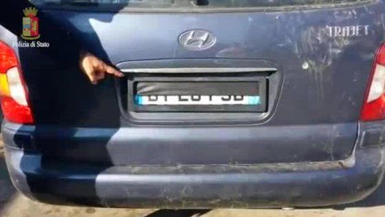 Varese, la targa girevole alla James Bond per beffare l'autovelox: due denunciati