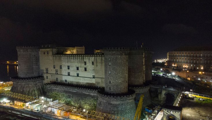 Napoli, sul Maschio Angioino proiettate le frasi di "Terra mia" di Pino Daniele