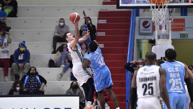 Basket, serie A: Sassari sbanca Trieste, Cremona batte Napoli e accende la lotta salvezza