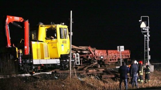 Incidente ferroviario nel Bresciano, operai travolti da carico di binari: un morto, l'altro in coma