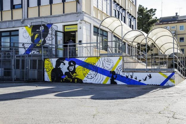 Bari, il murale d'autore colora l'ufficio postale