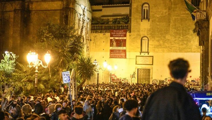 Napoli, le nuove regole del Comune: stop partite di calcio e monopattini nelle gallerie. Super multe a tavolino selvaggio