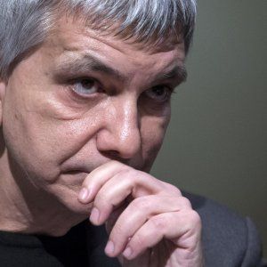 Vendola baby pensionato, Grillo ritwitta messaggio omofobo. Poi ci ripensa