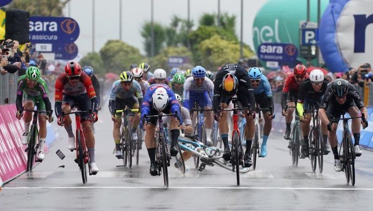 Giro d'Italia, Groves vince la quinta tappa. Pioggia e cadute, Evenepoel finisce a terra due volte. Corsa a rischio