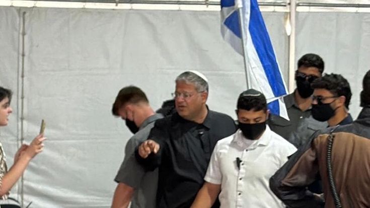 Gli attivisti della Flotilla in ginocchio e bendati, Ben-Gvir li deride: "Benvenuti in Israele"