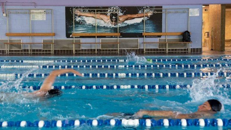 Piscine a Milano, calo degli accessi e caro-energia: appello al premier Draghi per gli impianti 