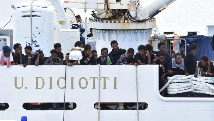Pattuglia anti- Lega nel M5S. “Indegno tener bloccati i profughi”