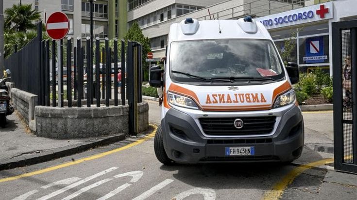 Napoli, in fila al pronto soccorso: fino a 23 ore di attesa per un codice bianco