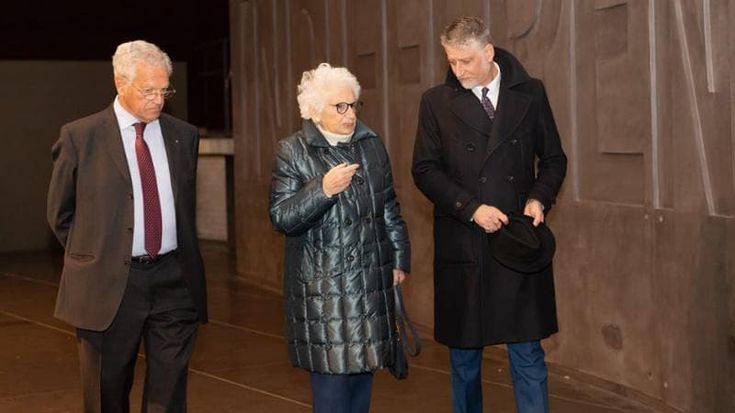 Liliana Segre accompagna il ministro Giuli nella visita al Memoriale della Shoah