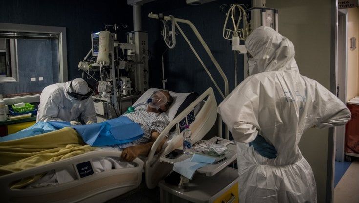 Indice di contagio a 1,14, reparti Covid ancora sovraccarichi nonostante il calo di pazienti: ecco le cifre che spingono il Piemonte in zona arancione 