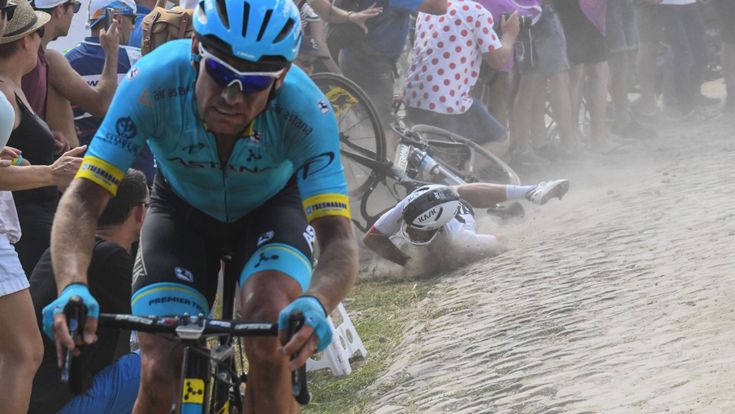 Pavé, tante cadute per nulla: ora le Alpi per cambiare il Tour