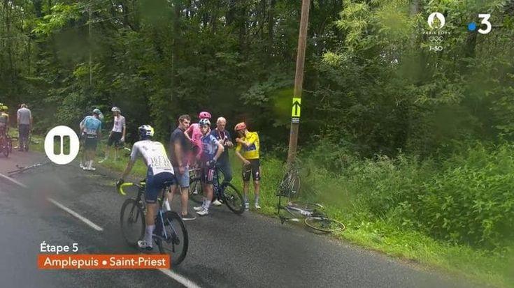 Delfinato, mega-caduta nel finale della quinta tappa: a terra anche Evenepoel e Roglic