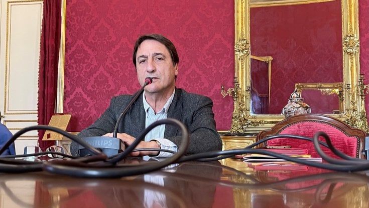 L'affondo di Fava a Musumeci: "Inaccettabile che chieda benedizioni a un condannato per mafia"