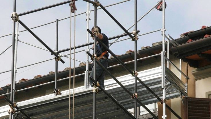 Firenze, ponteggi introvabili, edilizia in affanno: “Serve una proroga al 2023 per l'ecobonus”