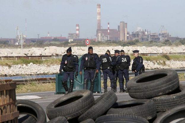 Francia, la polizia rimuove i blocchi alla raffineria di Fos-sur-Mer