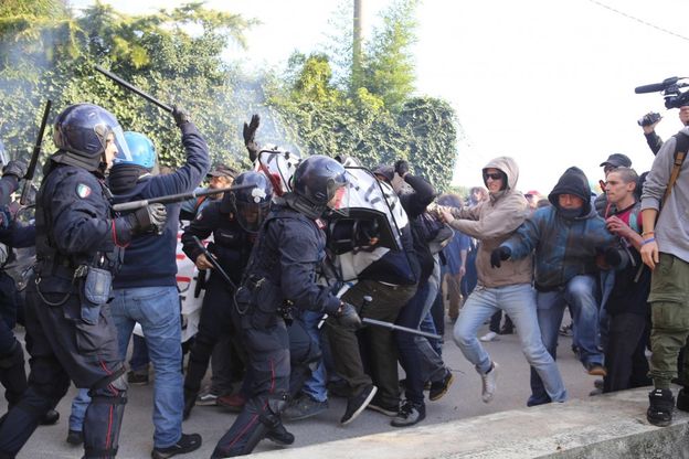 Renzi a Brescia, tensione tra forze di polizia e centri sociali