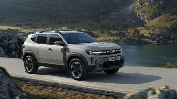 Ecco la nuova Dacia Duster: “Continua la saga di un’icona”. Come cambia, dentro e fuori