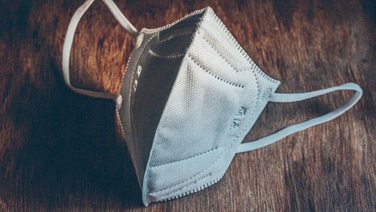 Mascherine al chiuso, chi non vuole toglierle e chi lo ha già fatto. Cosa dice la scienza