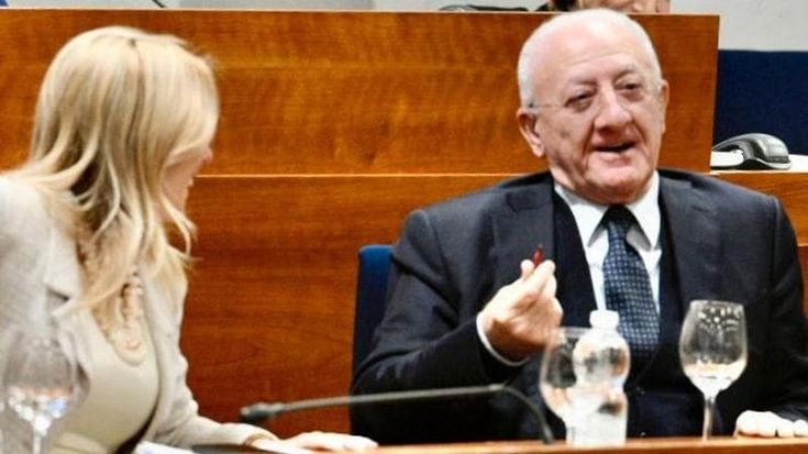 De Luca, ok alla norma che apre al terzo mandato per le regionali in Campania. Schlein: “Possono votare ciò che vogliono, non sarà il candidato del Pd”